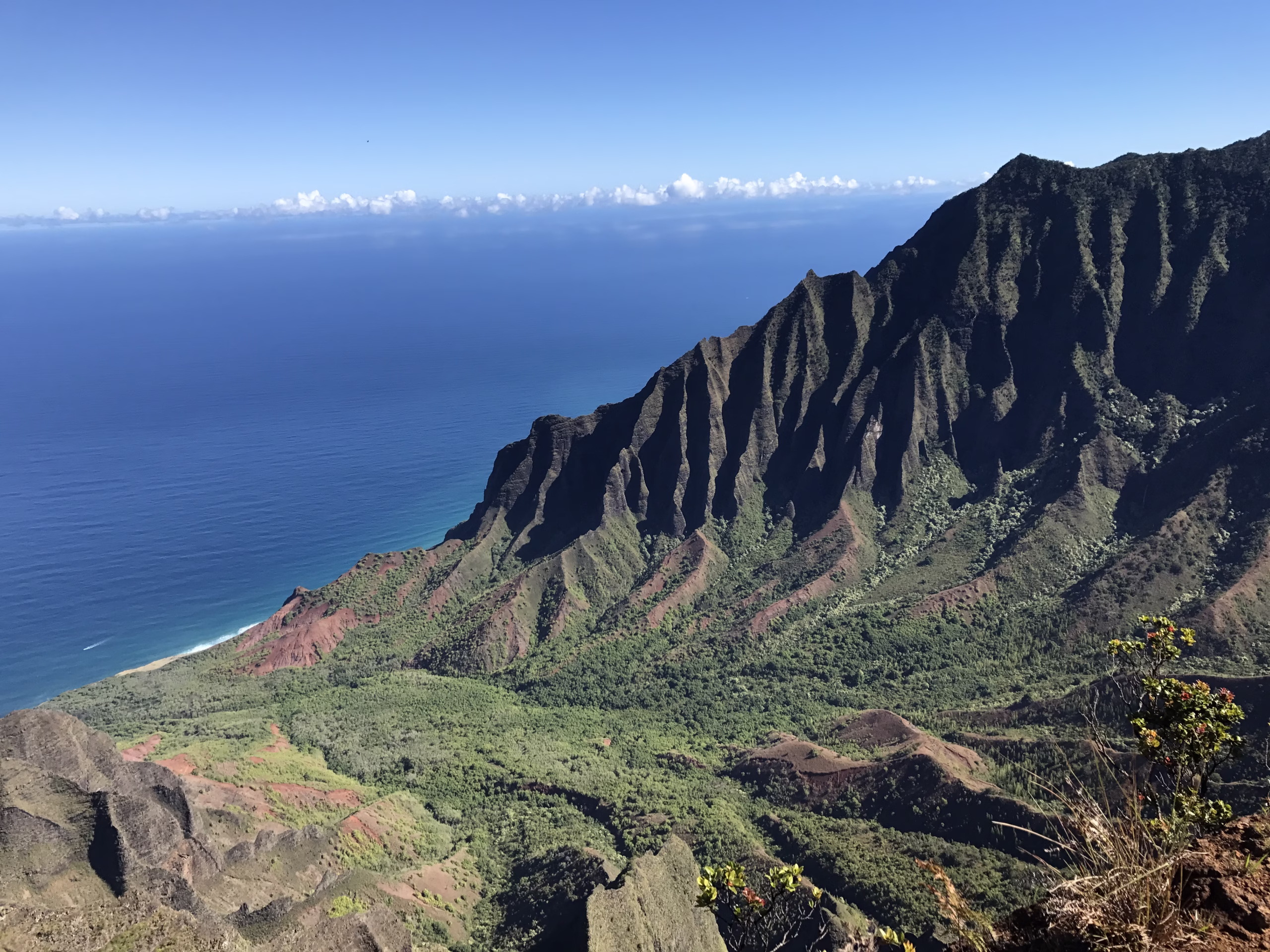 Kauai Itinerary featuring the towering cliffs of the Napili Coast